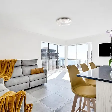 Centre Sea View Modern Floor Apartment *